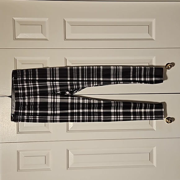 💖 $3 add to bundle item Black and white plaid leggings💖 - Picture 1 of 3